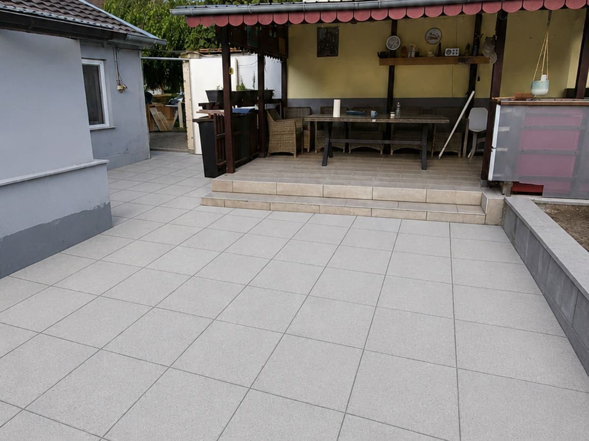 Neu angelegte Terrasse mit Plattenbelag