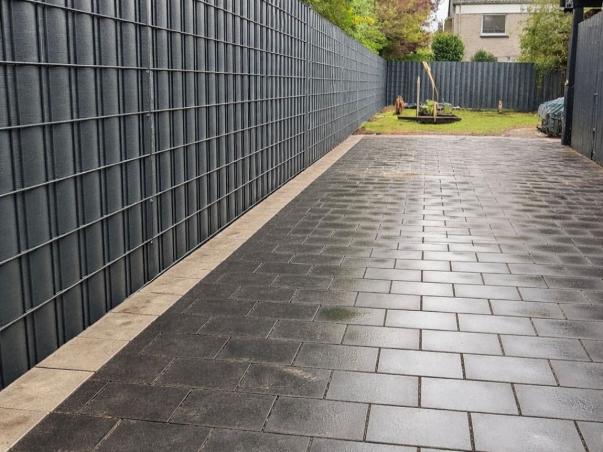Gepflasterter Weg mit Betonpflaster