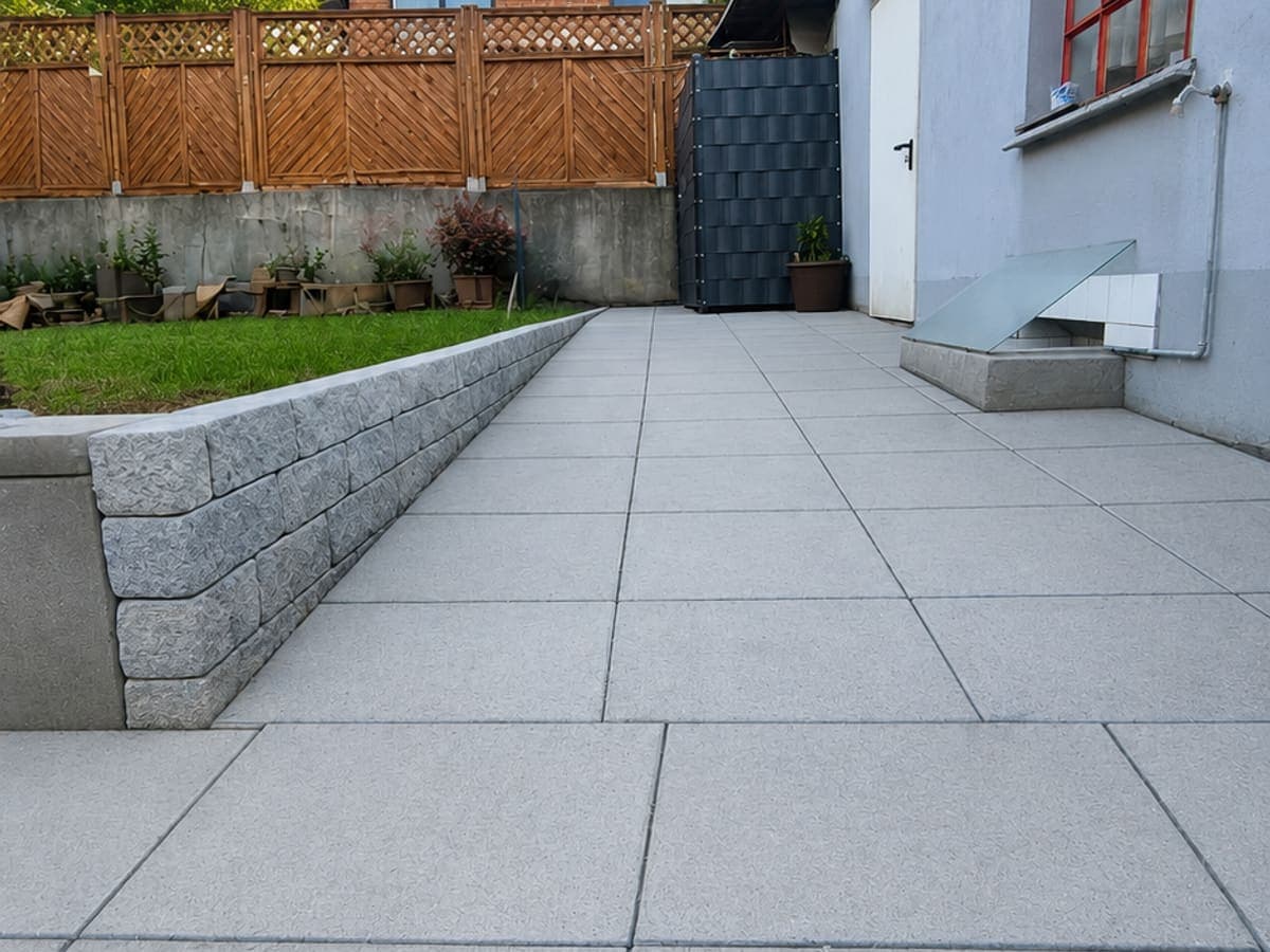 Terrasse mit Natursteineinfassung
